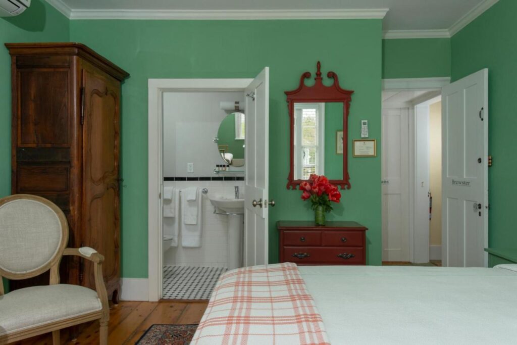 Village Inn - Image 3