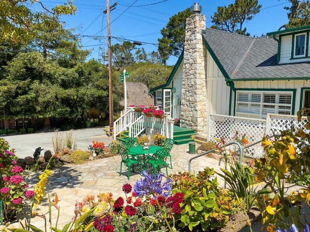 Carmel Green Lantern Inn - Image 1