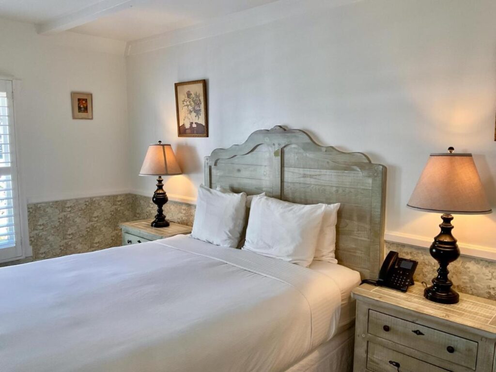 Carmel Green Lantern Inn - Image 2