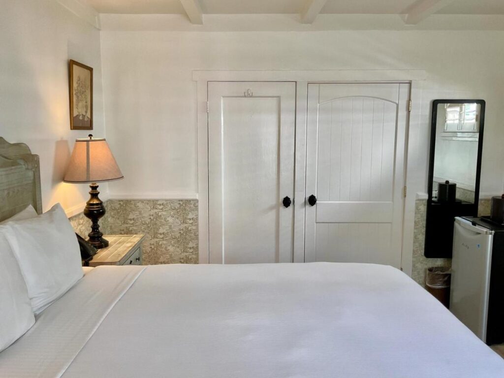 Carmel Green Lantern Inn - Image 3