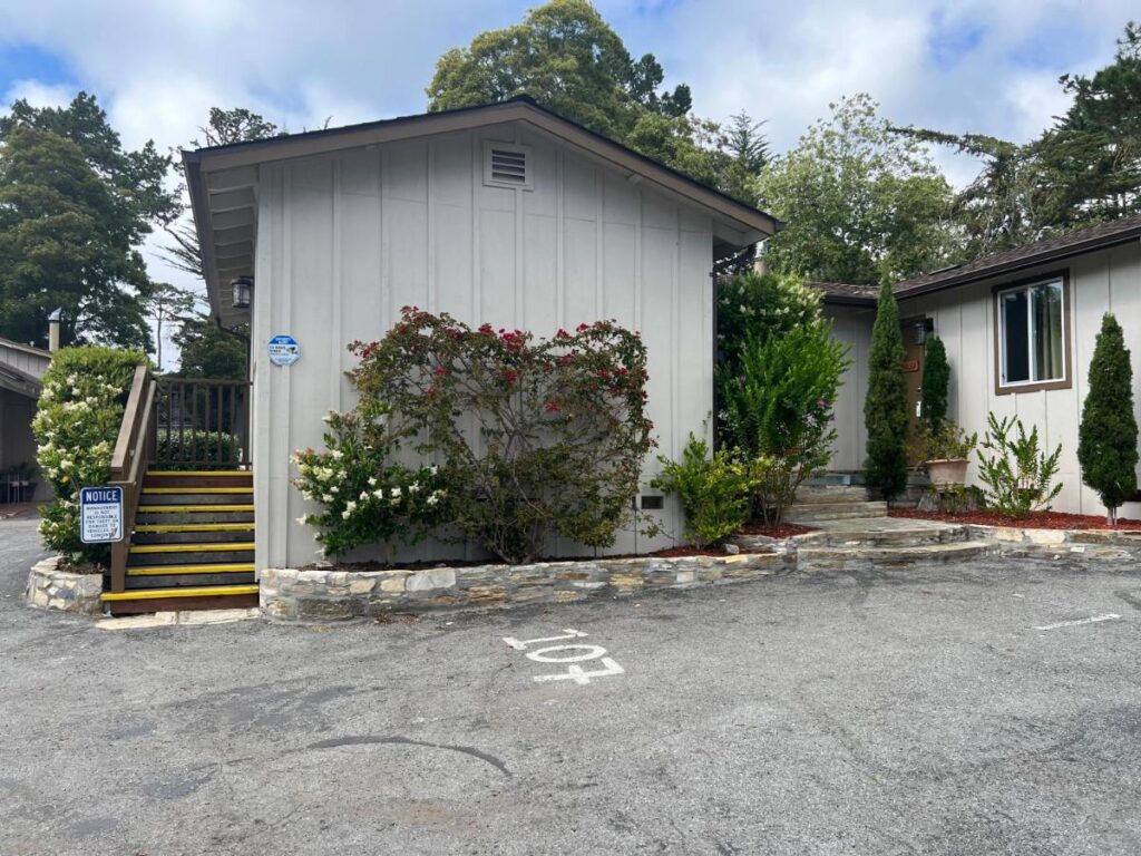 Carmel Resort Inn - Image 3