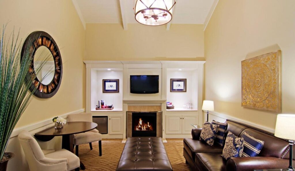 Carriage House Inn - Image 4