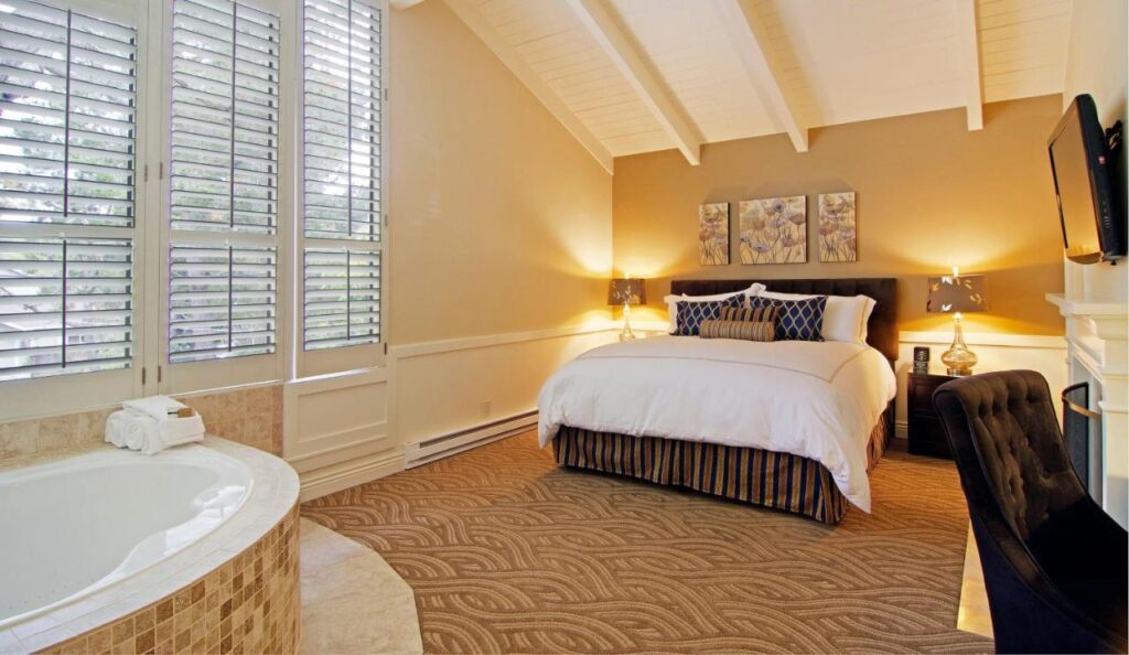 Carriage House Inn - Image 5