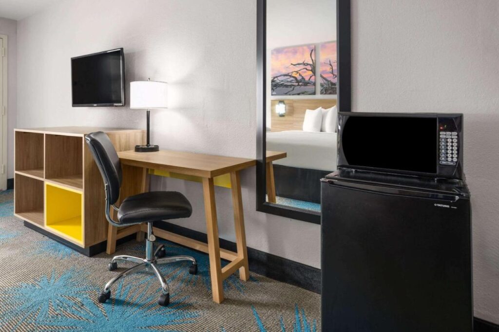 Days Inn by Wyndham Ladson Summerville Charleston - Image 1