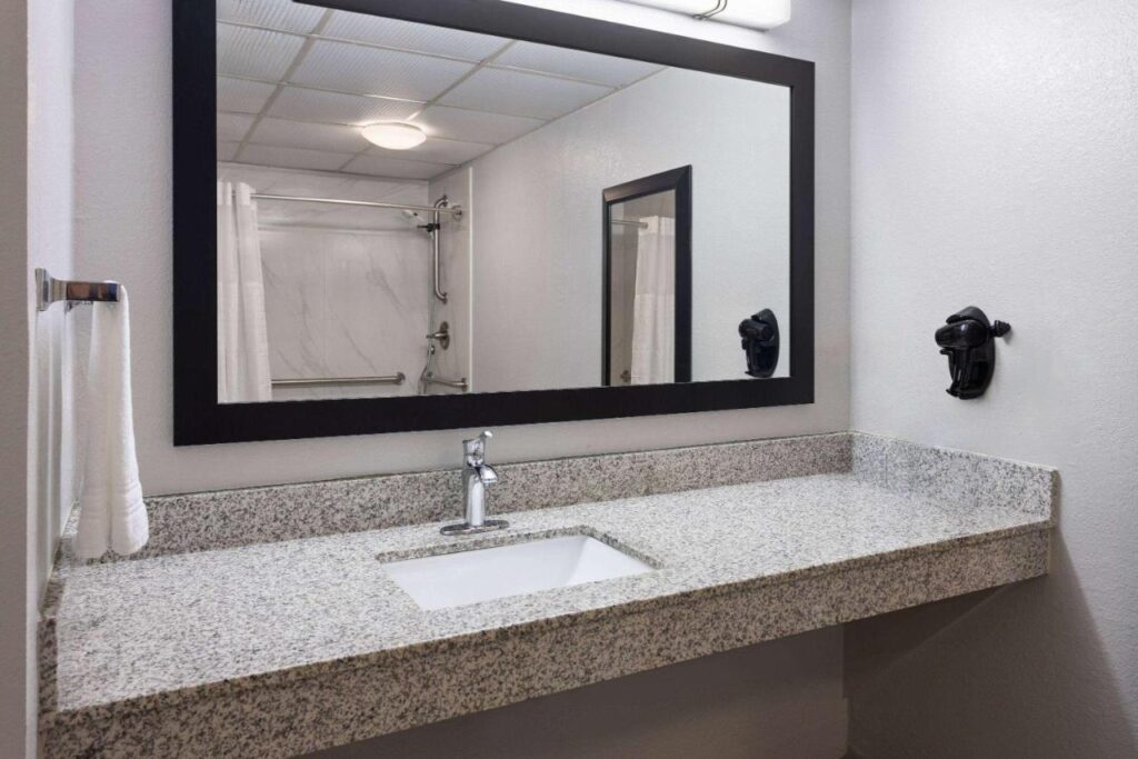 Days Inn by Wyndham Ladson Summerville Charleston - Image 6