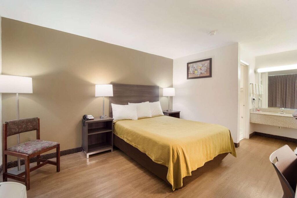 Econo Lodge - Image 2