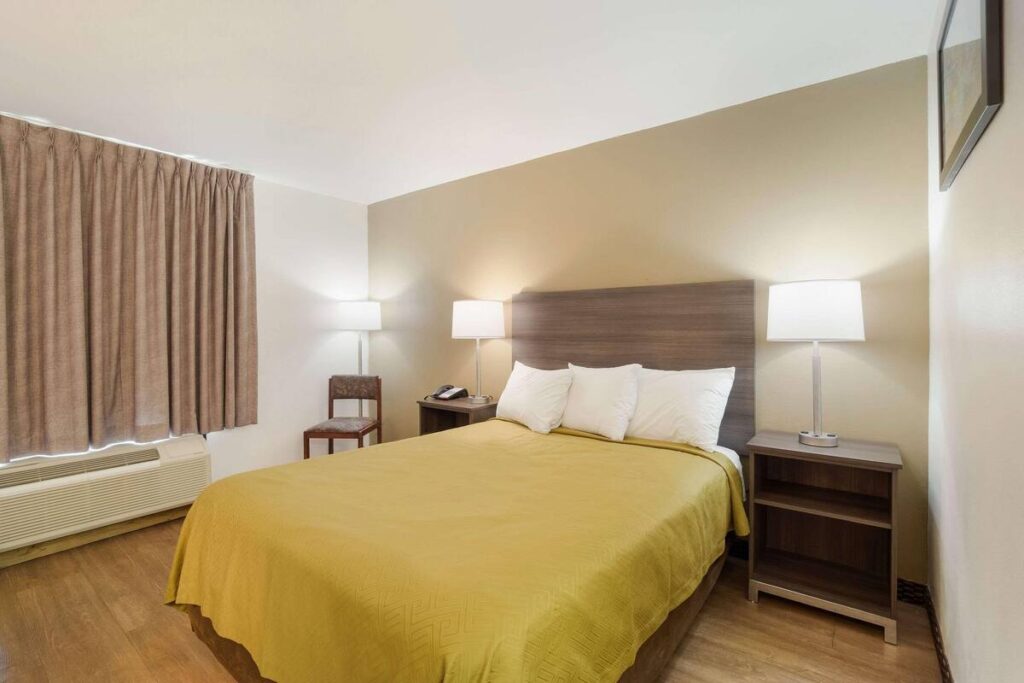 Econo Lodge - Image 4