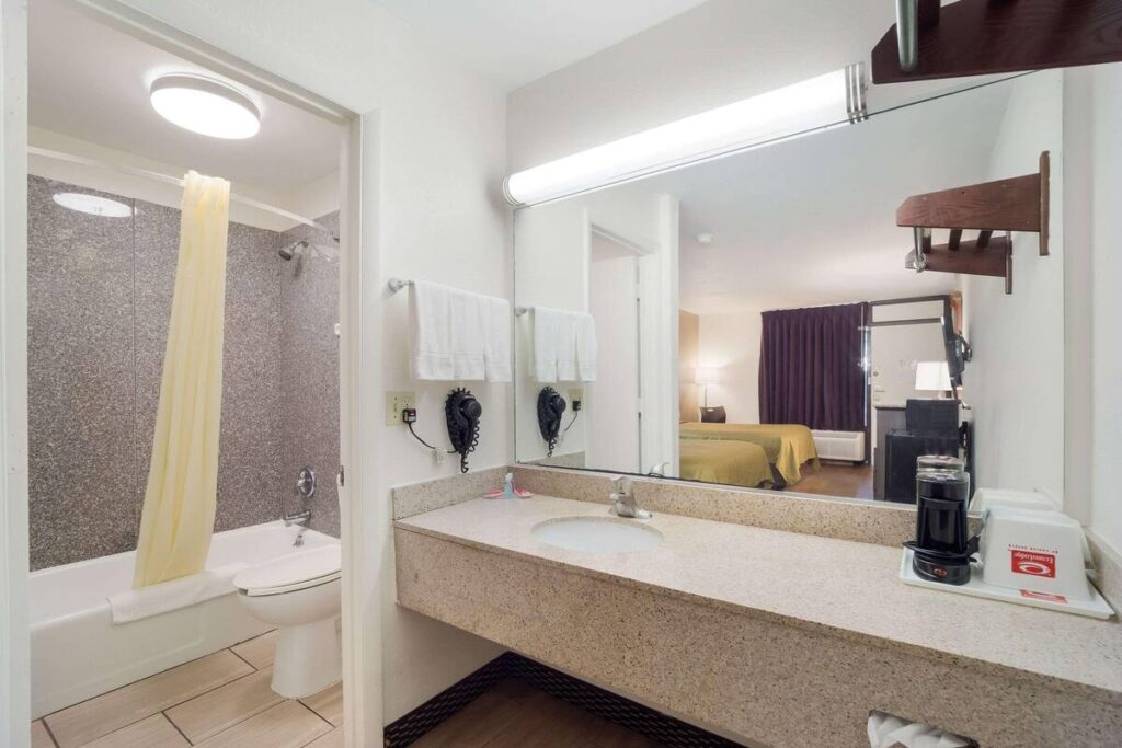Econo Lodge - Image 5