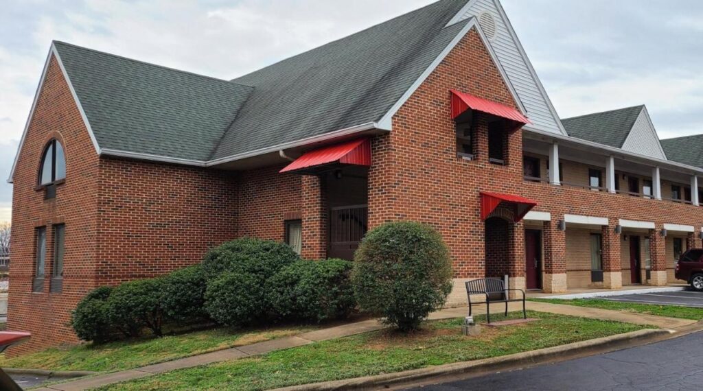 Red Roof Inn & Suites Cornelius - Lake Norman - Image 1