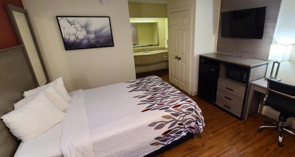 Red Roof Inn & Suites Cornelius - Lake Norman - Image 3