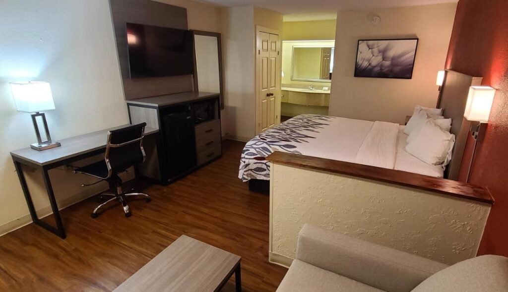 Red Roof Inn & Suites Cornelius - Lake Norman - Image 6