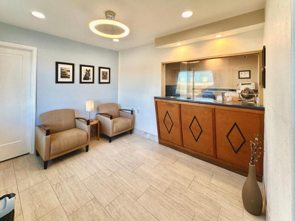 Royal Inn and Suites Charlotte Airport - Image 1