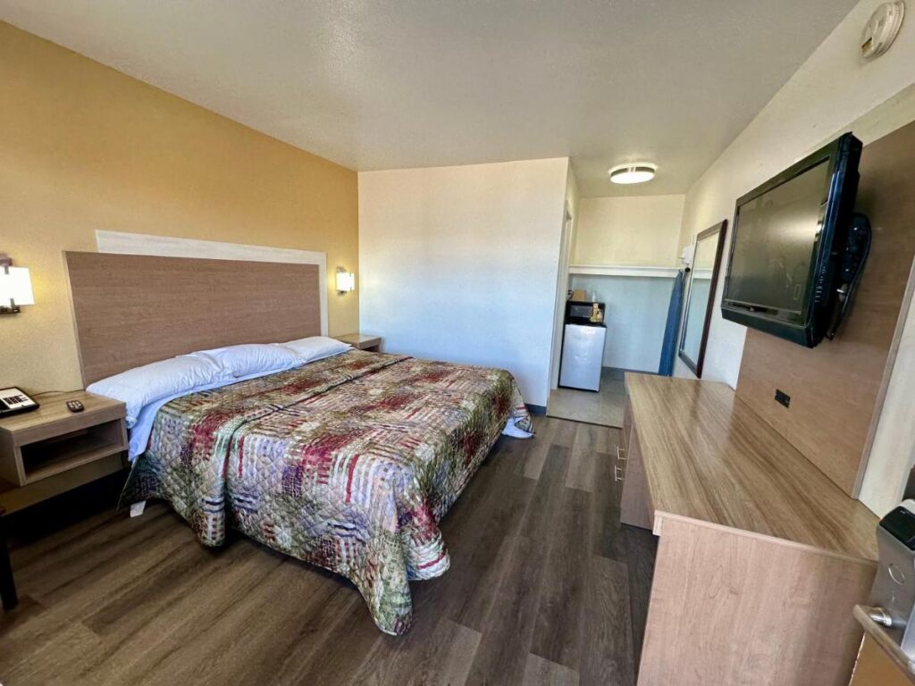 Royal Inn and Suites Charlotte Airport - Image 2