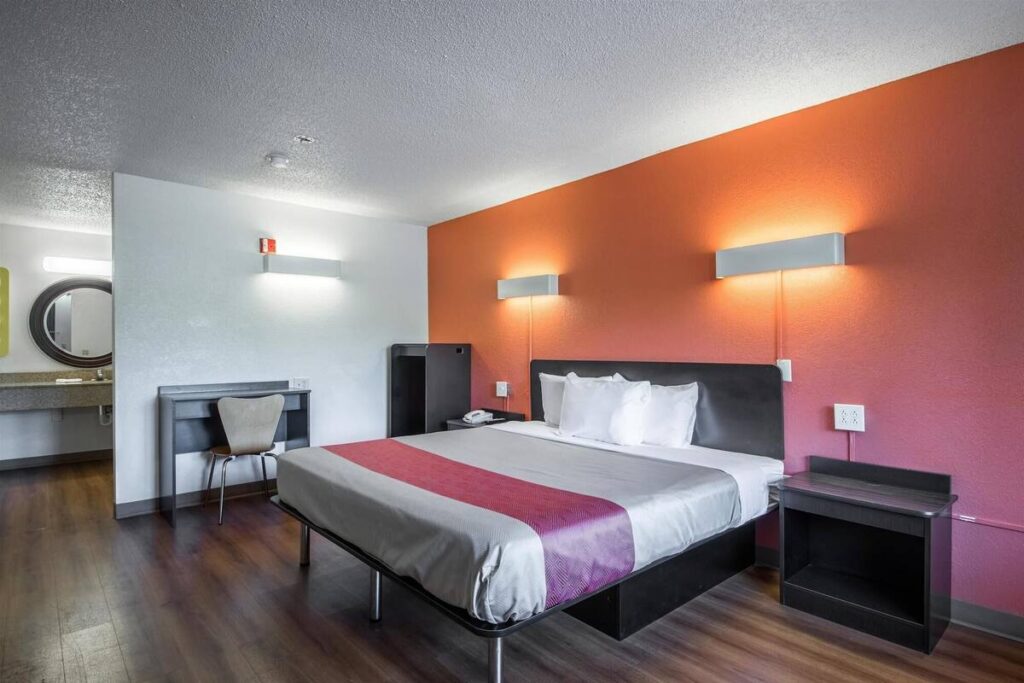 Super 8 by Wyndham Kannapolis - Image 2