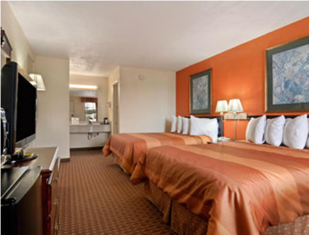 Days Inn by Wyndham Dalton - Image 2