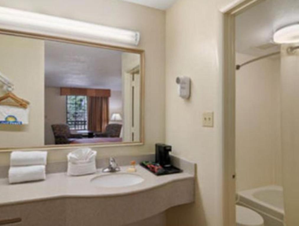 Days Inn by Wyndham Dalton - Image 3