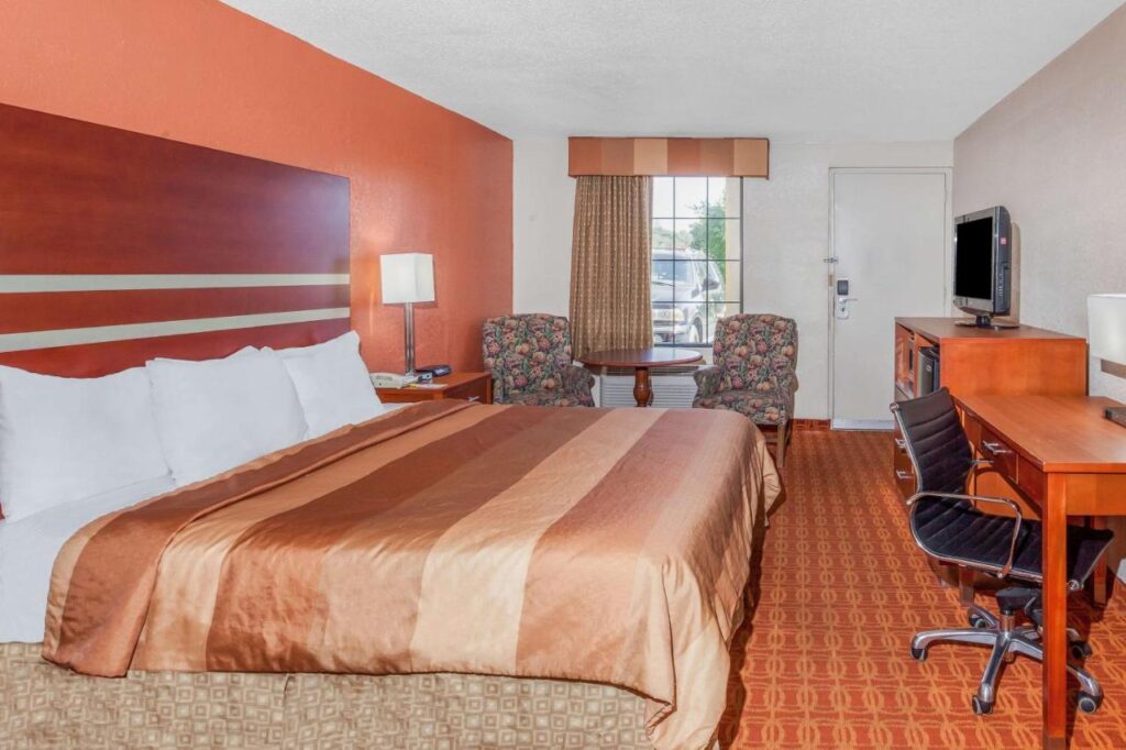 Days Inn by Wyndham Dalton - Image 4