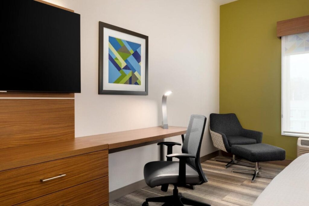 Holiday Inn Express & Suites - Dalton - Walnut Ave by IHG - Image 2