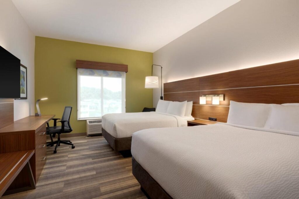 Holiday Inn Express & Suites - Dalton - Walnut Ave by IHG - Image 3