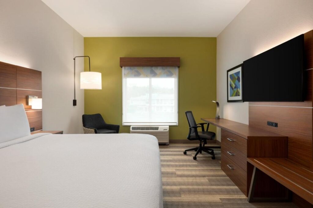 Holiday Inn Express & Suites - Dalton - Walnut Ave by IHG - Image 4