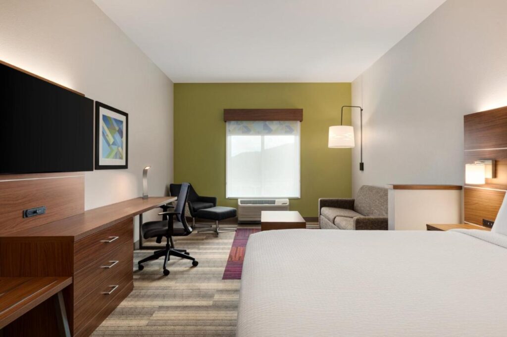 Holiday Inn Express & Suites - Dalton - Walnut Ave by IHG - Image 5