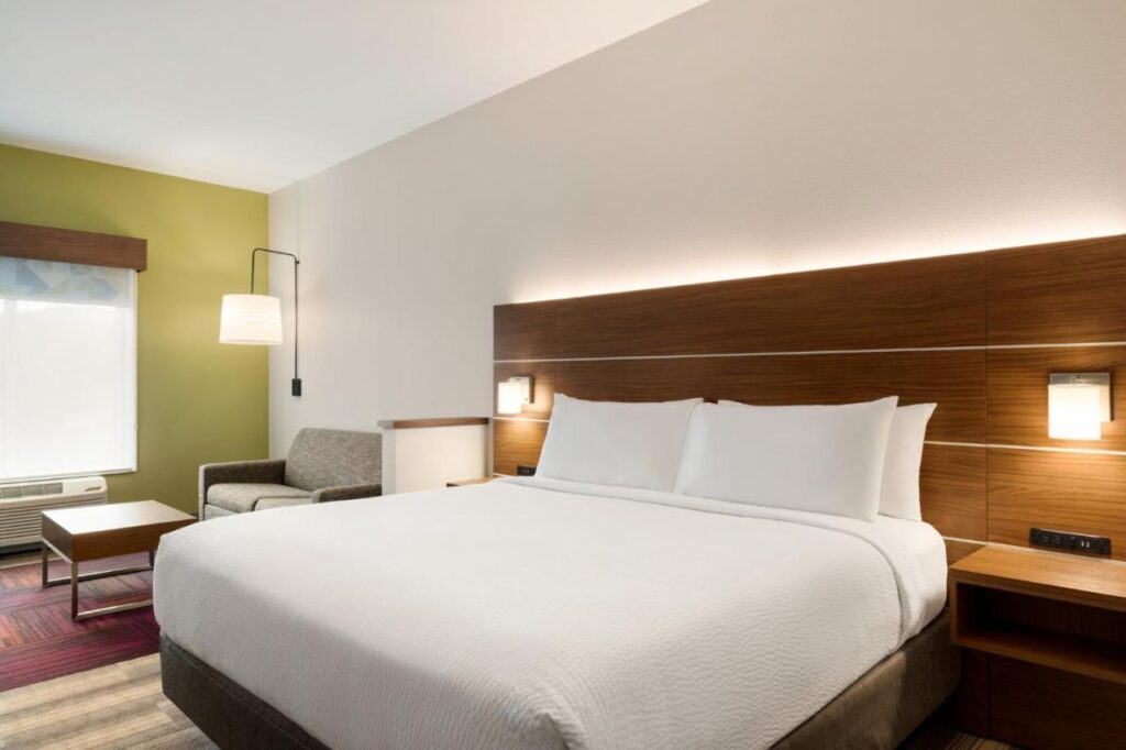 Holiday Inn Express & Suites - Dalton - Walnut Ave by IHG - Image 6
