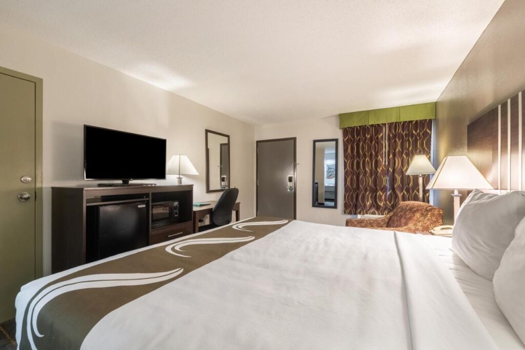 Quality Inn Cleveland North - Image 2