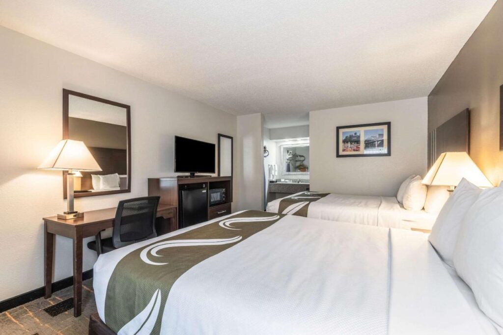 Quality Inn Cleveland North - Image 6
