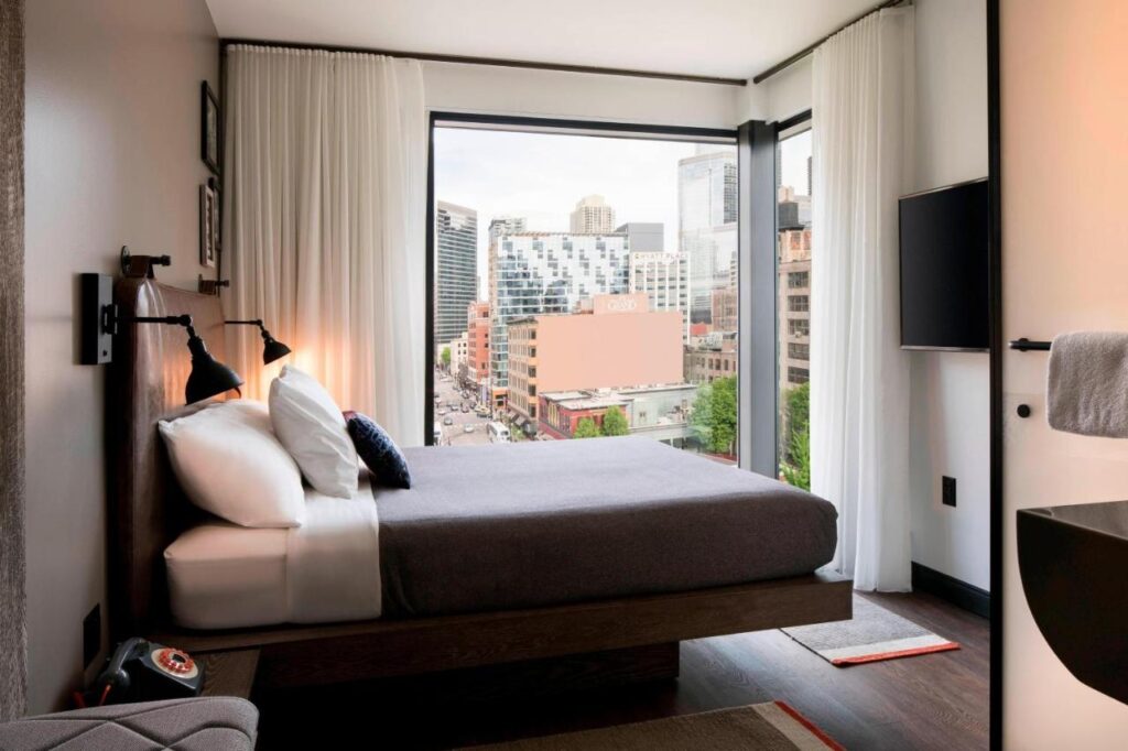 Moxy Chicago Downtown - Image 2