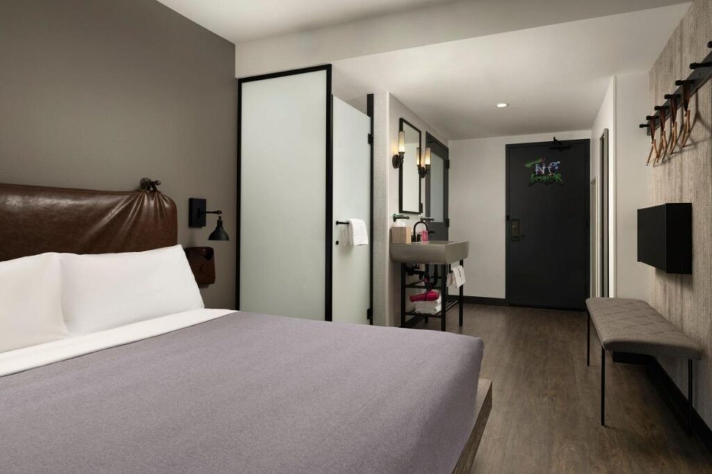 Moxy Chicago Downtown - Image 3