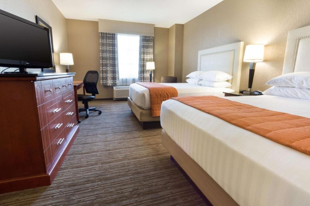 Drury Inn & Suites Cincinnati Sharonville - Image 2