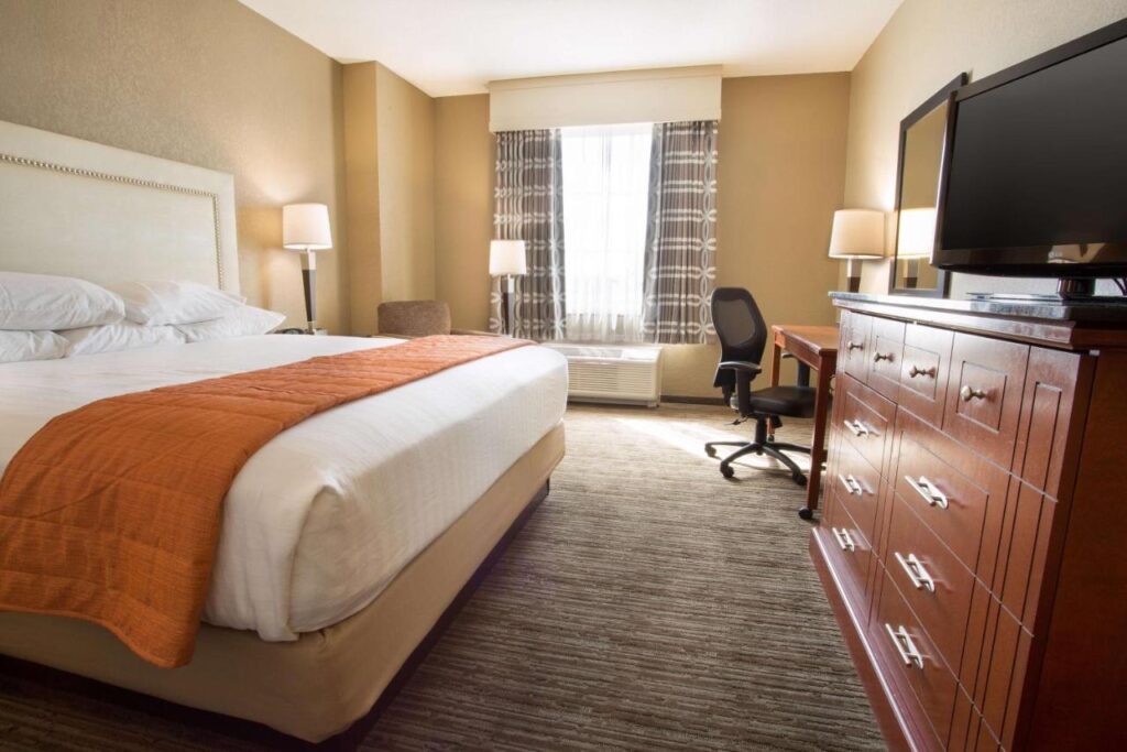 Drury Inn & Suites Cincinnati Sharonville - Image 4