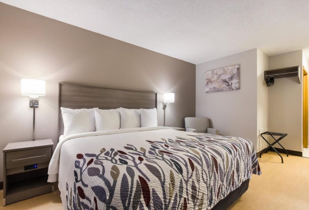 Red Roof Inn Lawrenceburg - Image 2