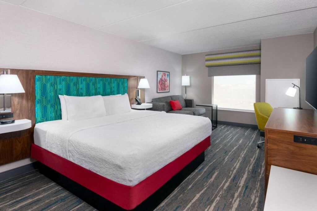 Hampton Inn & Suites Cleveland-Beachwood - Image 2