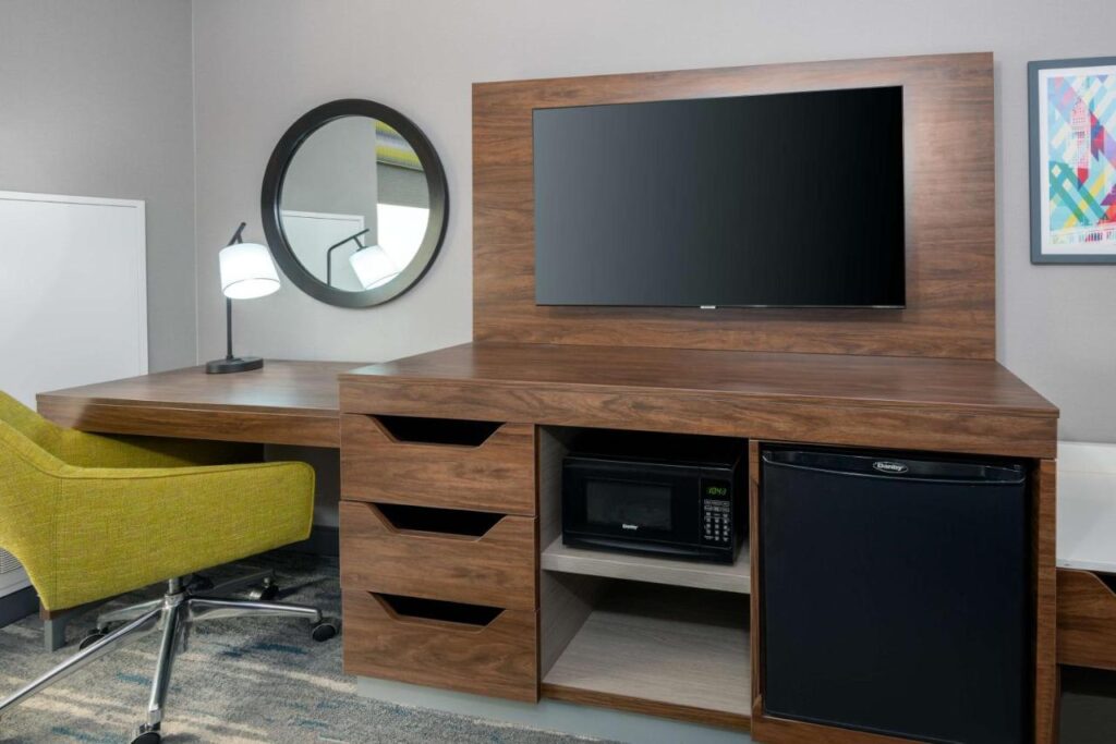 Hampton Inn & Suites Cleveland-Beachwood - Image 3