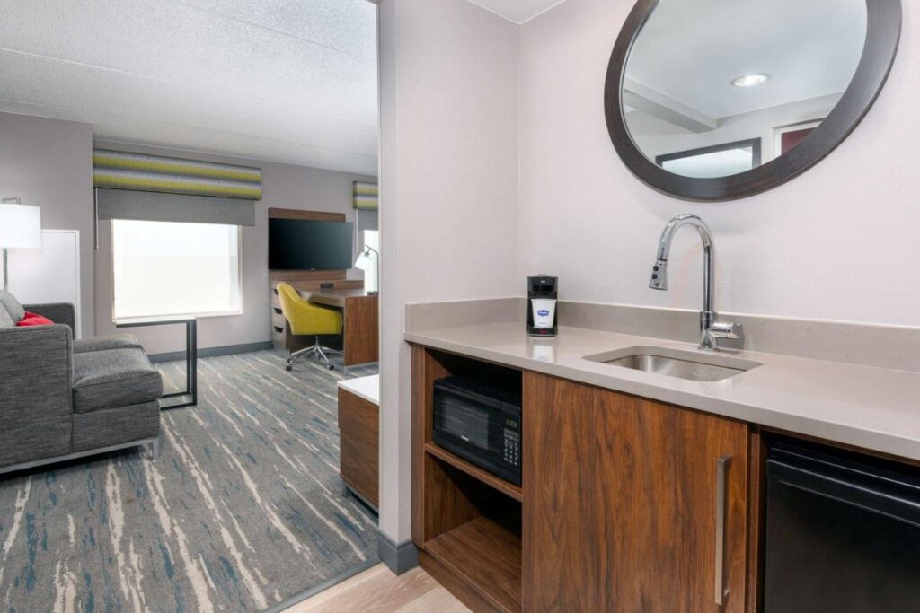 Hampton Inn & Suites Cleveland-Beachwood - Image 4