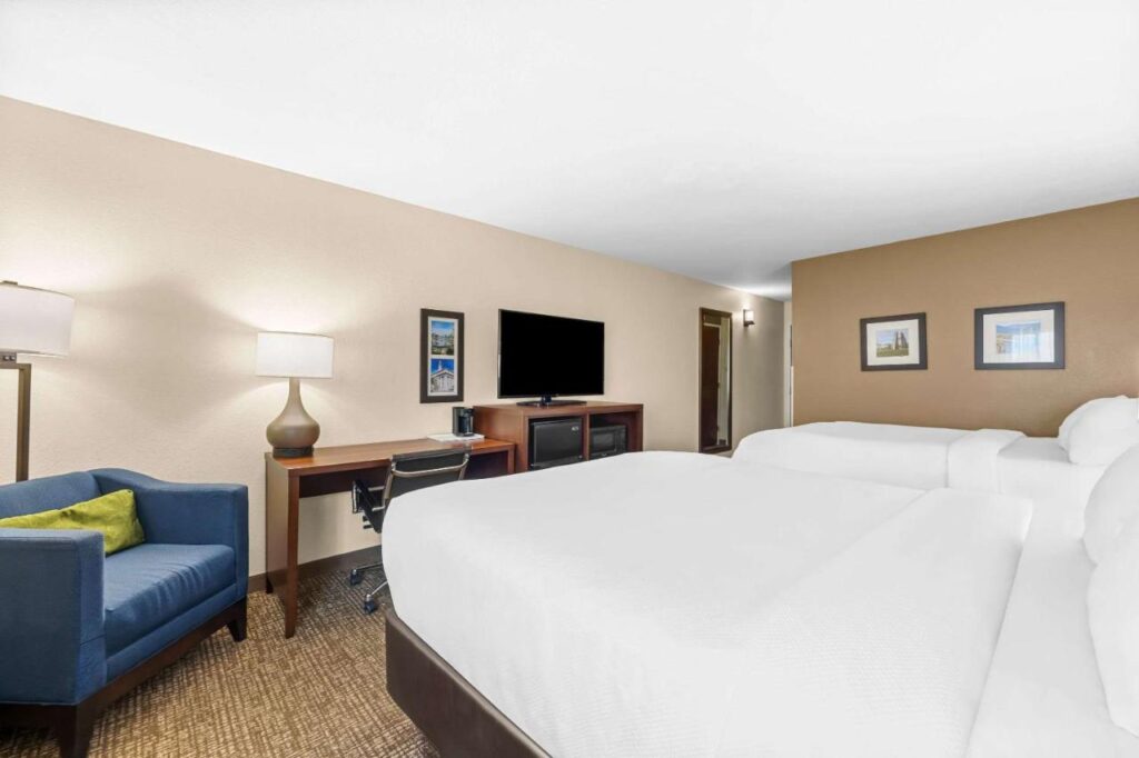 Comfort Inn & Suites Pueblo - Image 4