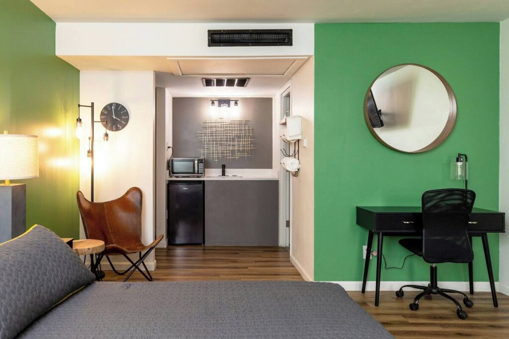 Modern Motel - Image 4