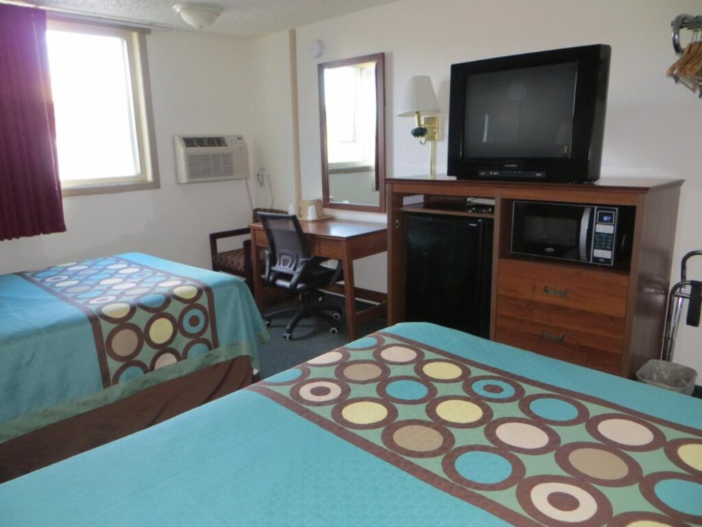 Super 8 by Wyndham Pueblo - Image 2