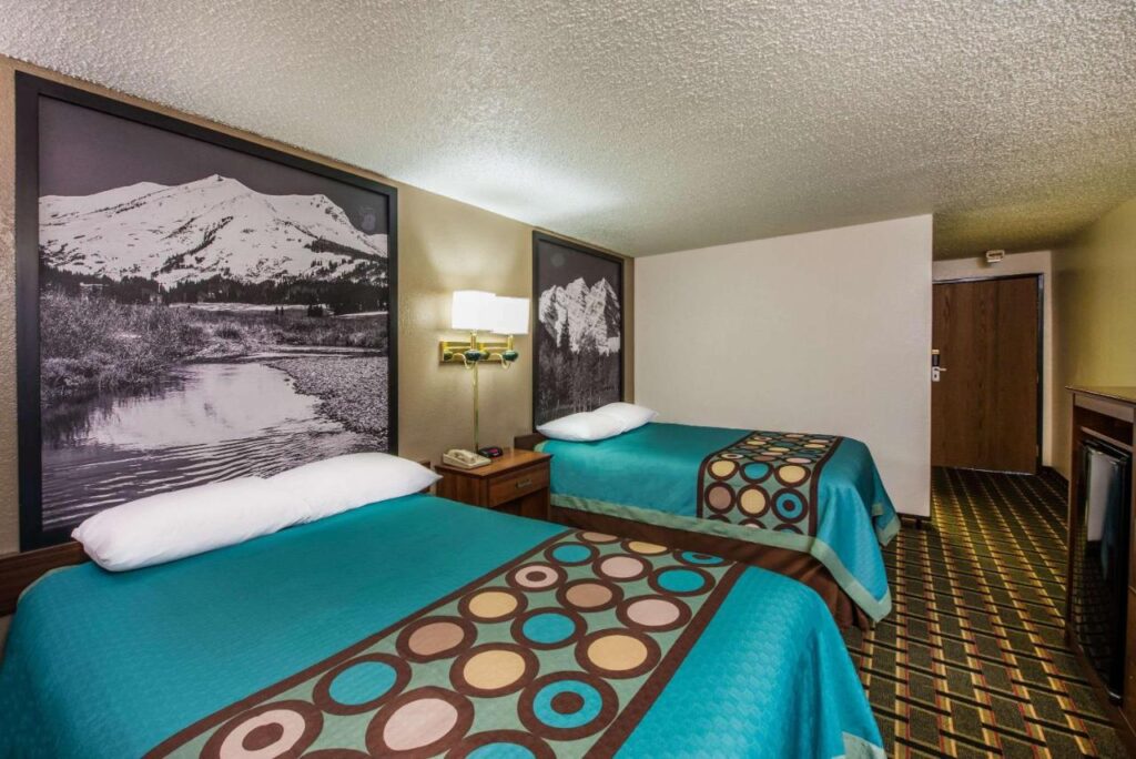 Super 8 by Wyndham Pueblo - Image 3