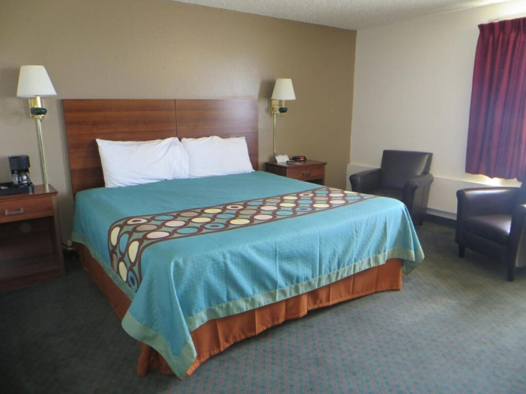 Super 8 by Wyndham Pueblo - Image 4