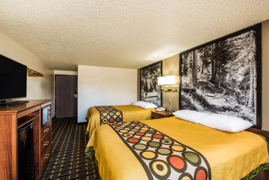 Super 8 by Wyndham Pueblo - Image 6