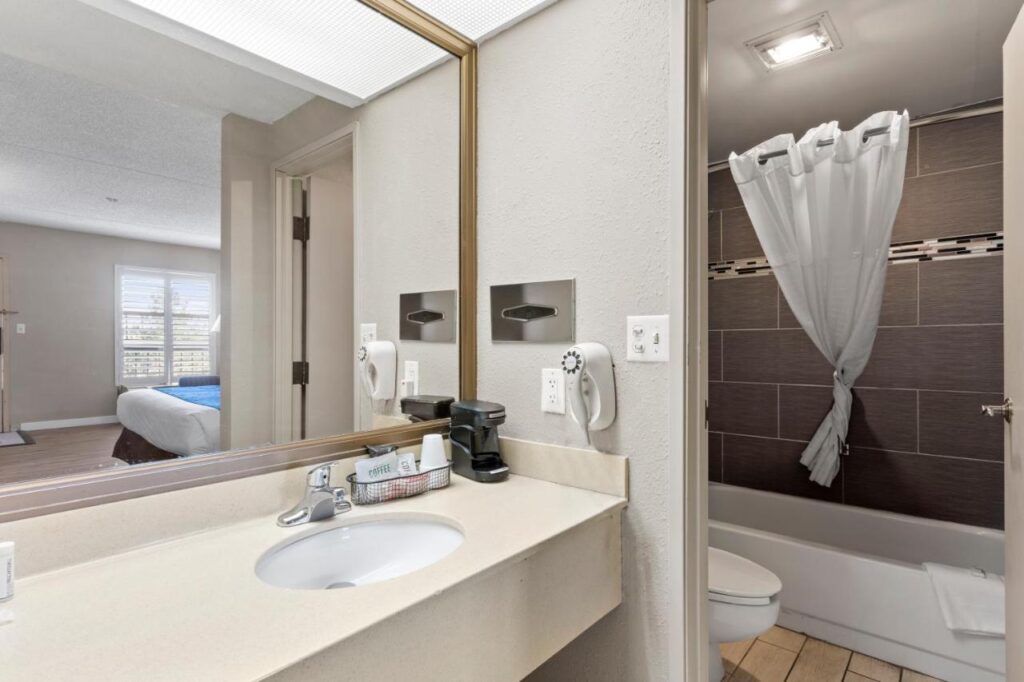 Travelodge by Wyndham Pueblo - Image 3