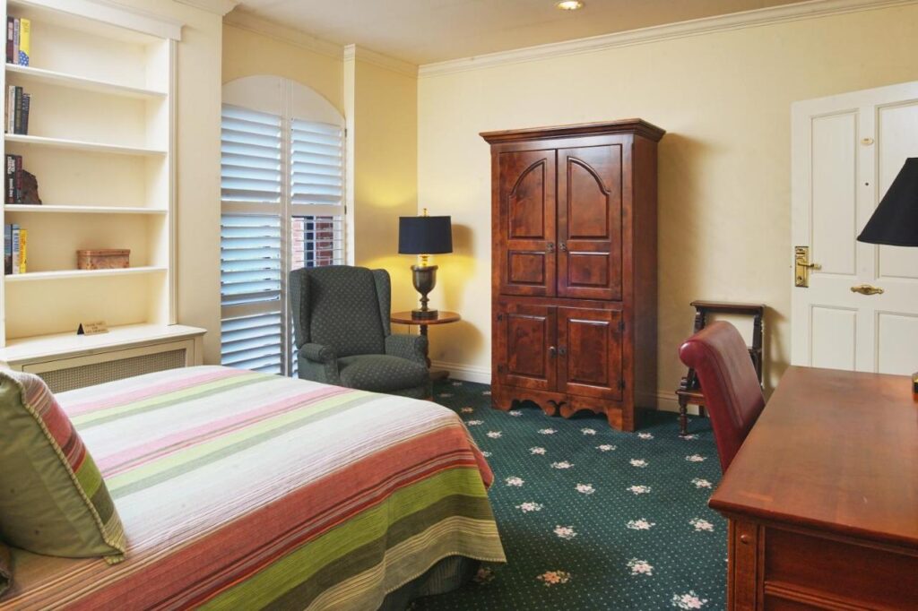Hotel Mac - Image 1
