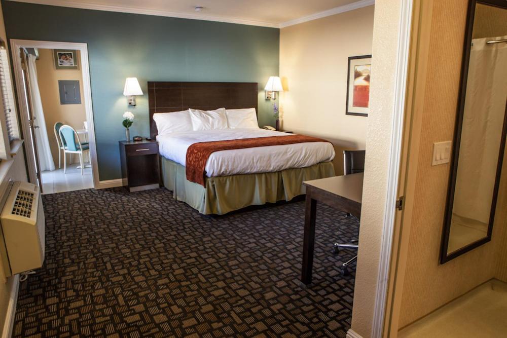 Marinwood Inn & Suites - Image 4