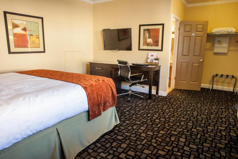 Marinwood Inn & Suites - Image 5