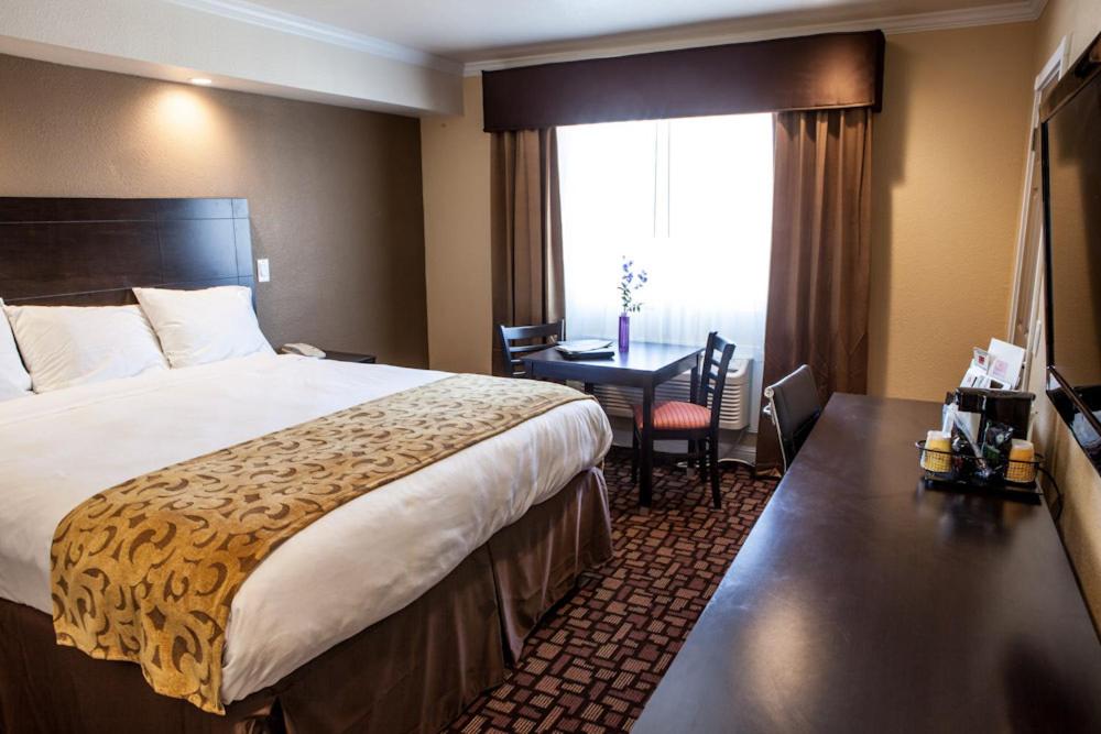 Marinwood Inn & Suites - Image 6