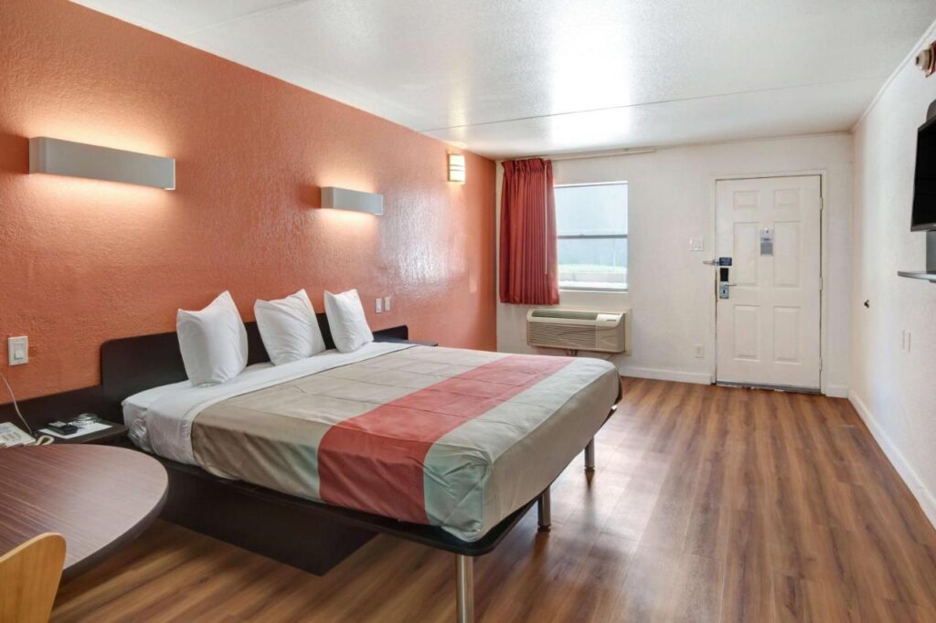 Motel 6-Dallas, TX - Forest Lane - Image 4