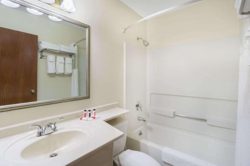 Baymont Inn & Suites by Wyndham Huber Heights Dayton Northeast - Image 2