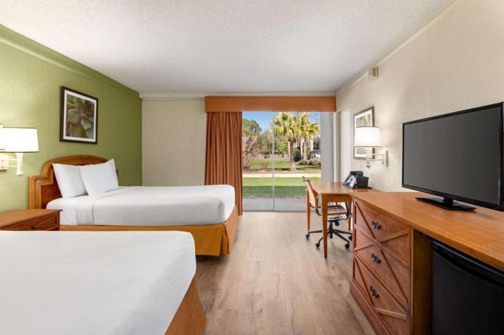 Baymont by Wyndham Intl Speedway I-95 Daytona Beach - Image 2